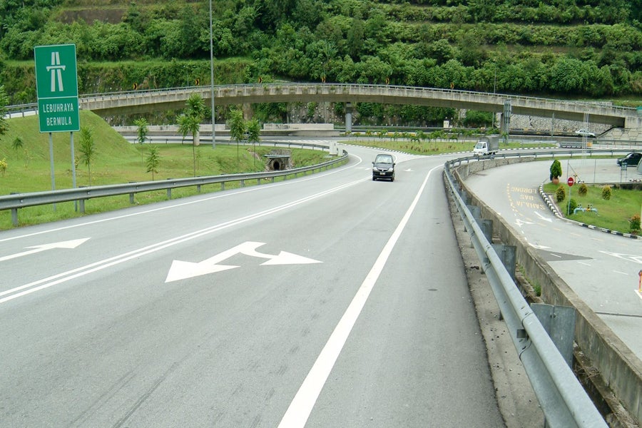 Design and Construction of Bridges and Viaducts for the Upgrading of KL - Karak Highway (Bridges 14 Nos, Total Deck Area=13,305 m²)